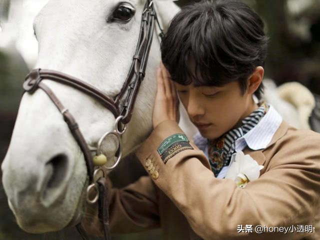 肖战穿gucci海军领外套,肖战淡紫色西装