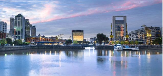 此国每十年一次经济危机白领上街翻垃圾，专抢华人超市过活