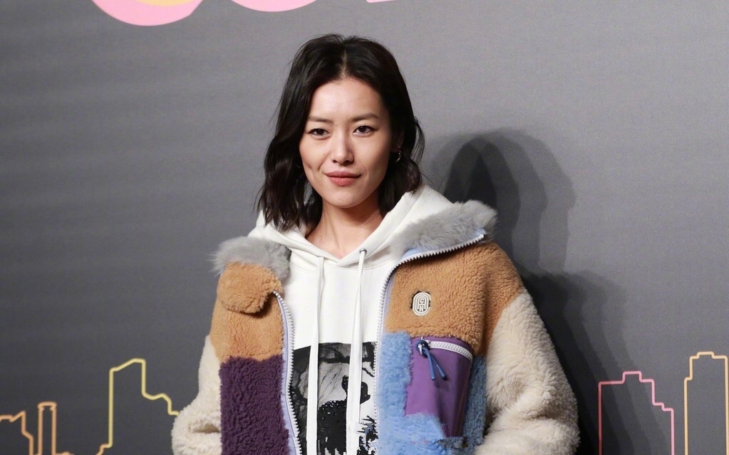 刘雯日常穿搭让你超模身材气质感,刘雯穿搭都是t恤造型