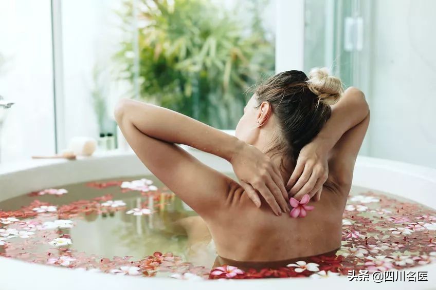 是香皂洗澡好还是沐浴露洗澡好,冬天洗澡用沐浴露还是香皂好呢