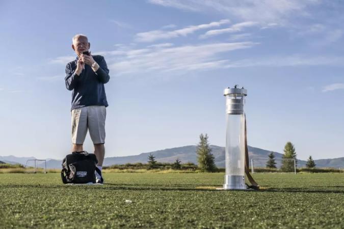 足球场人造草坪伤膝盖,足球场人造草坪缺点