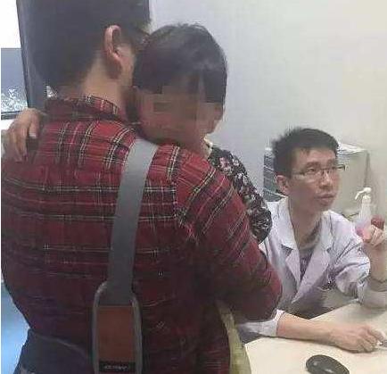 儿子把502胶水吃进嘴里，爸爸果断的处理方式，医生看了都称赞