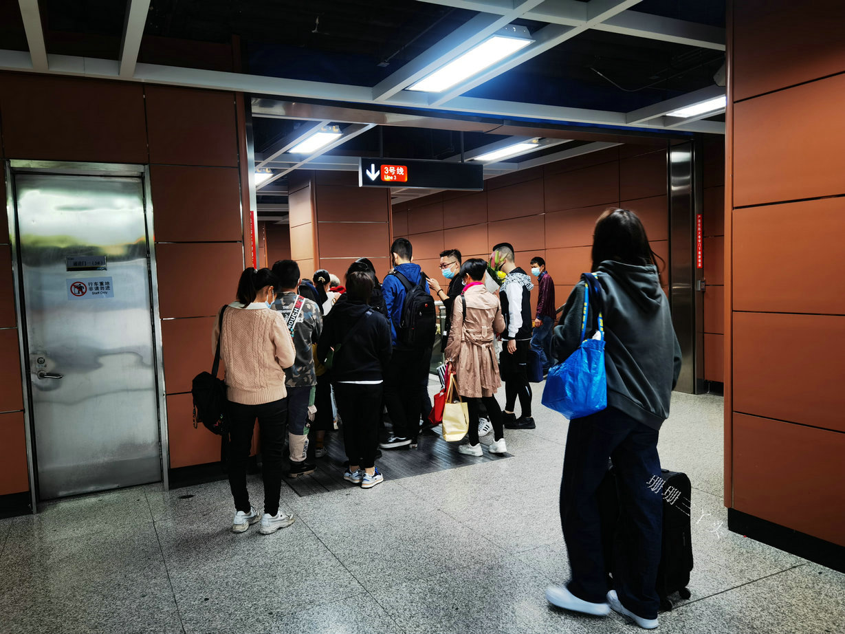 骞垮窞35涓湴閾佺珯,骞垮窞杩囧勾鐨勫湴閾佺珯澶氫笉澶氫汉