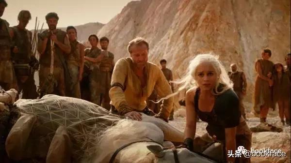 一脱成名的她，竟两次死里逃生。现实中的龙母比戏里更开挂