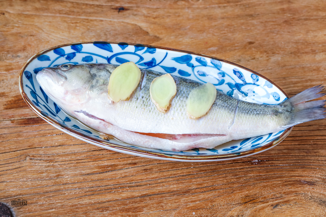 蒸鱼后先淋油还是先加蒸鱼豉油,蒸鱼时先放蒸鱼豉油还是先淋油