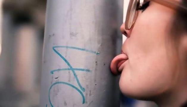 不作不死女抖音,瑞士舔病毒女孩确诊病情加重了吗