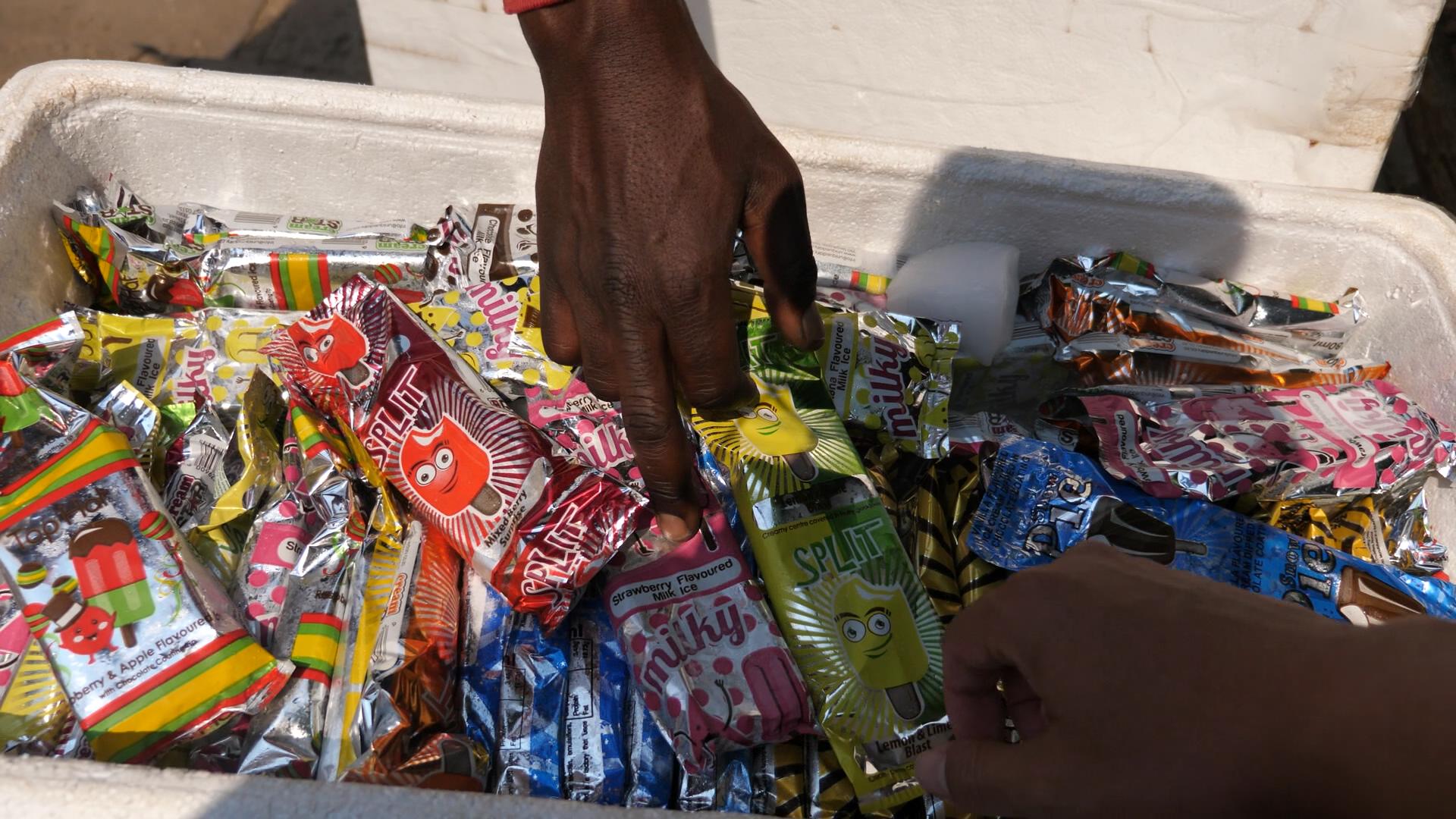 南非景点卖冰淇淋致富的黑人小哥，中文说的溜，一问竟学了10年！