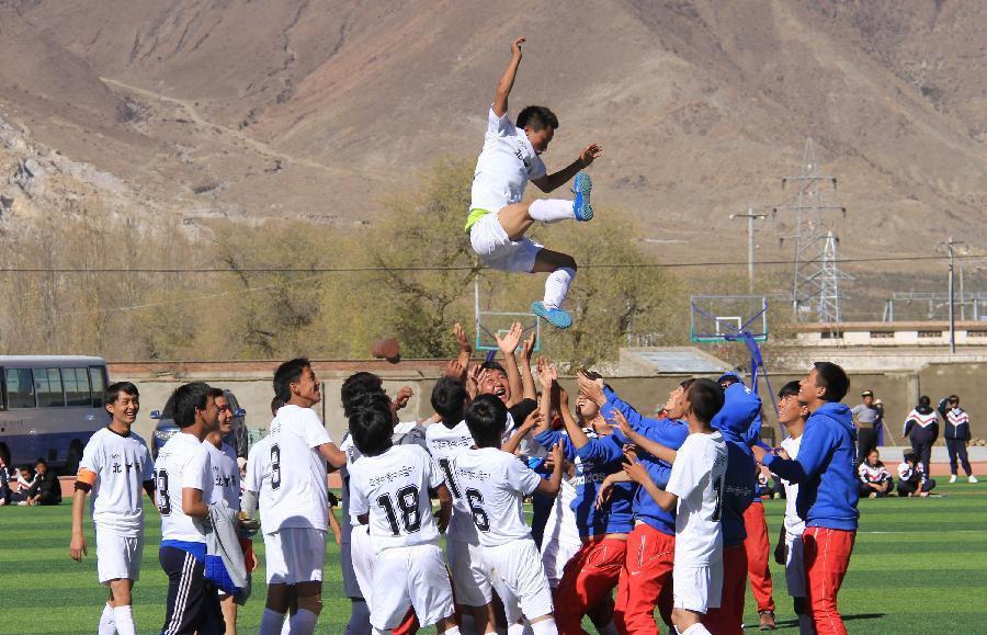 用生命在踢球的意大利队,用生命来踢足球视频