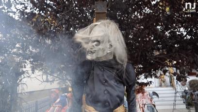 为过万圣节把房子改成鬼屋吓坏数千人，幸好我和这个老哥不是邻居
