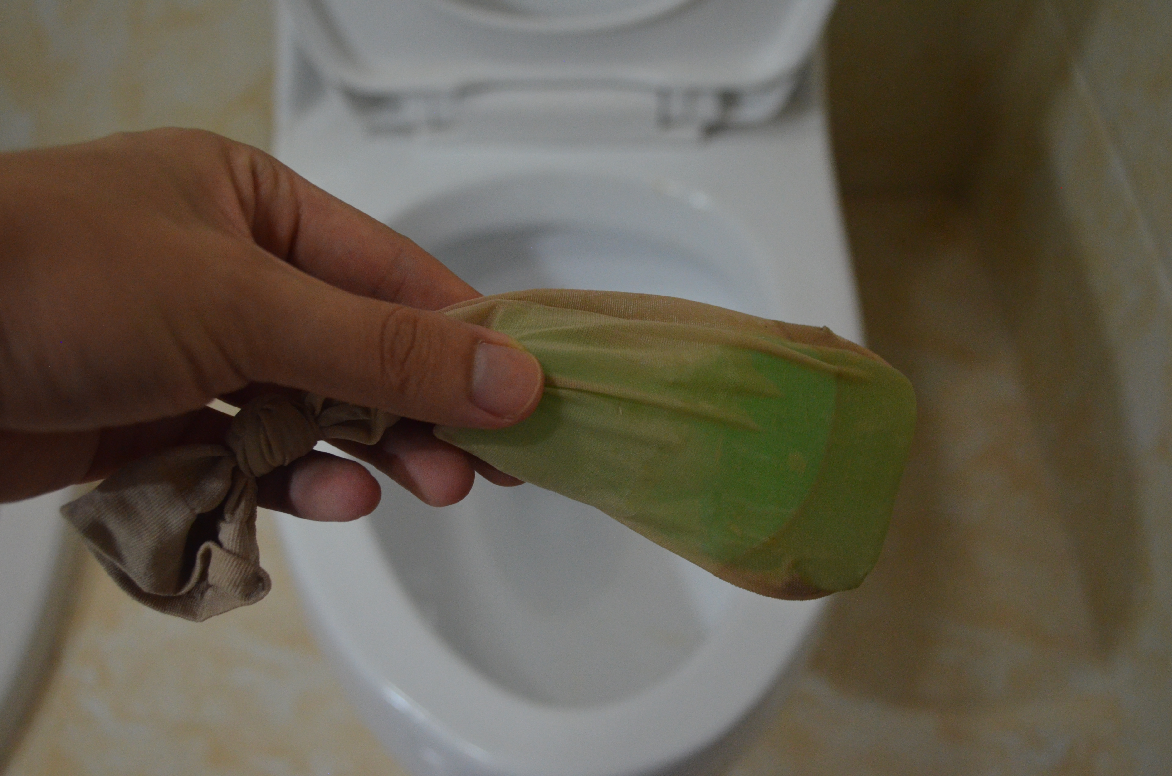 破旧袜子千万别扔变废为宝,旧袜子可以丢吗