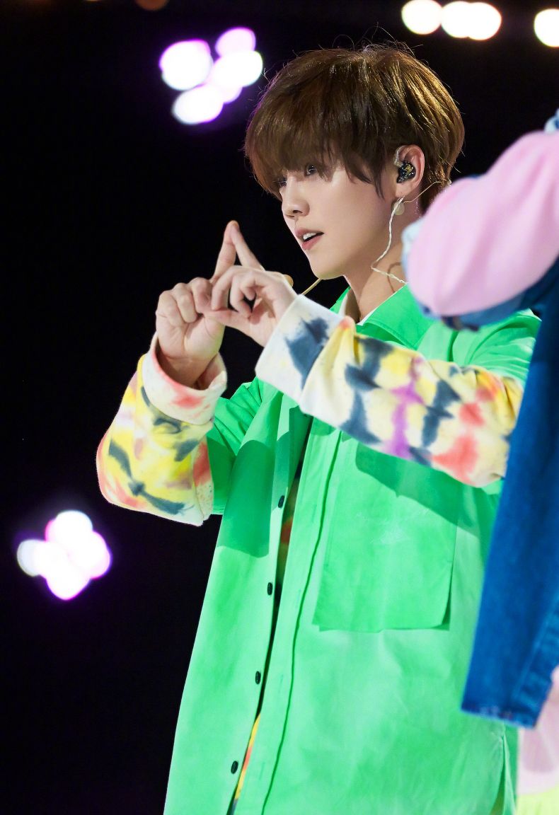 比鹿晗“假书包”更神的是“白加金”鞋子，全是窟窿，好像黄金甲