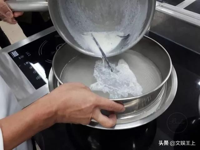 不用出门自己在家做蛋糕,不能出门就自己做了一个蛋糕