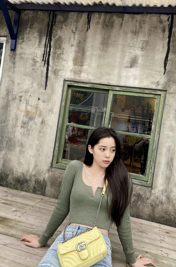 欧阳娜娜逛街视频,欧阳娜娜看似穿得随意却个性时尚