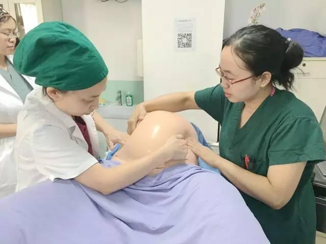 孩子臀位无法顺产，医生徒手将孩子转正，会这个技术的不多了