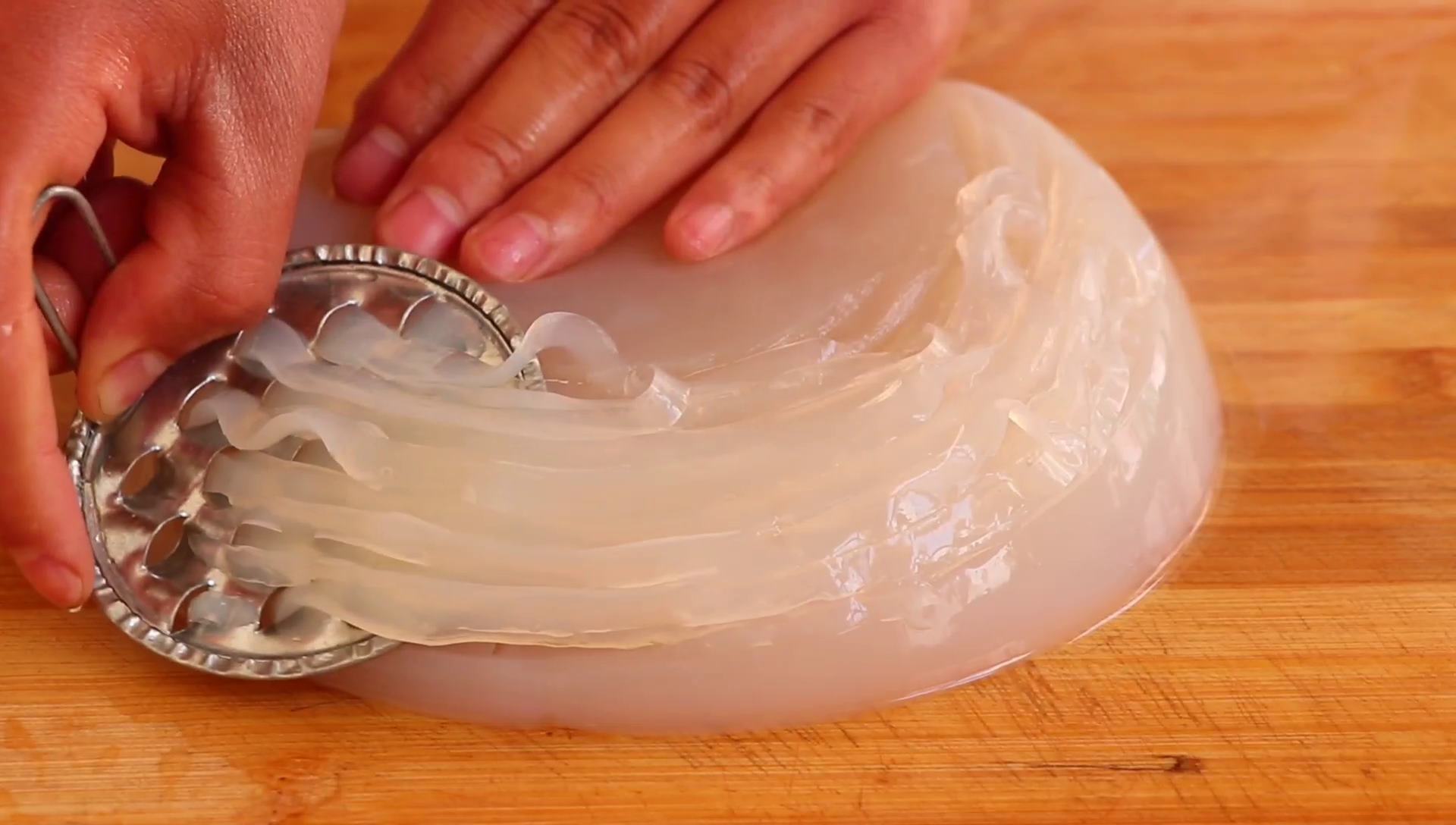 想吃凉粉汤汁咋做,怎么样做凉粉又软又好吃