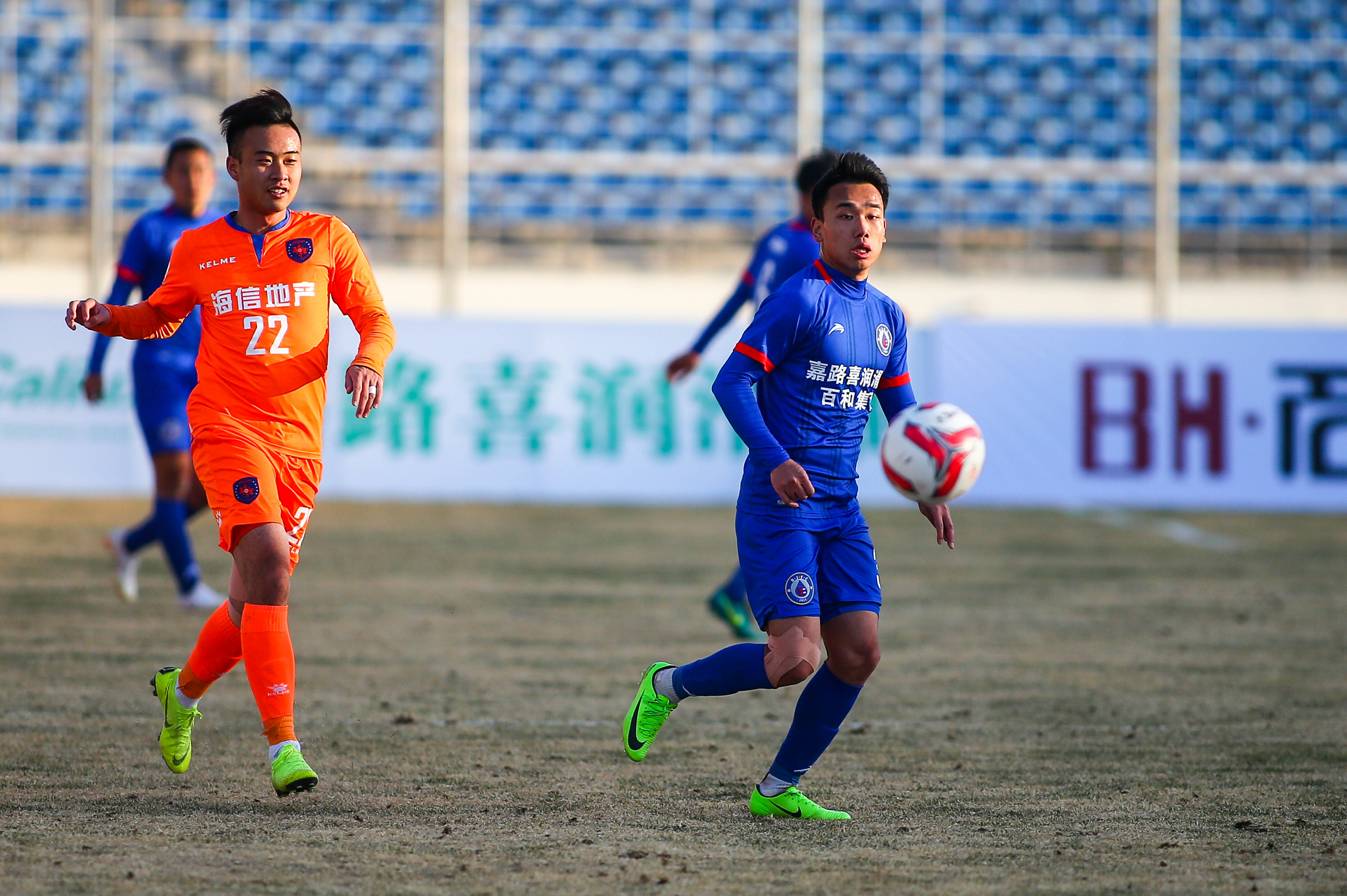 蔡芯宇的足球生涯充满坎坷，受到朴泰夏提携踢上中甲，现在仍寻梦