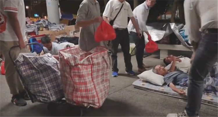 香港住笼屋的人有没有安家在大陆,在香港住笼屋的人有多少