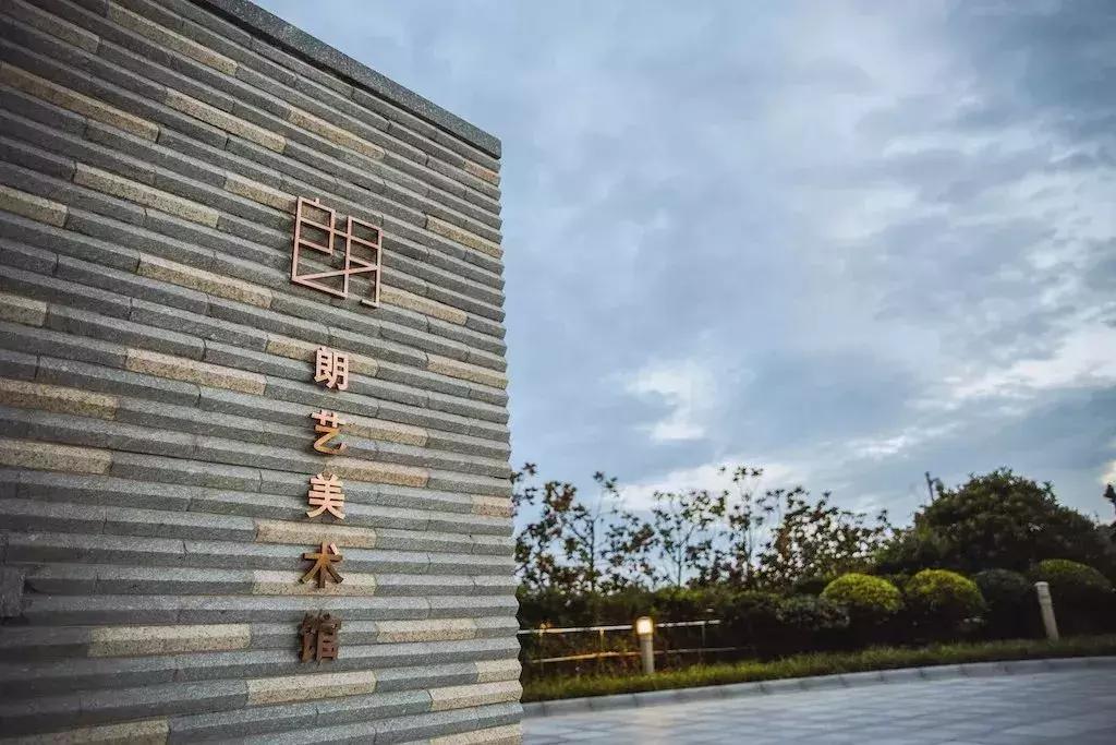 崂山春景美不胜收,崂山夜景金鼎