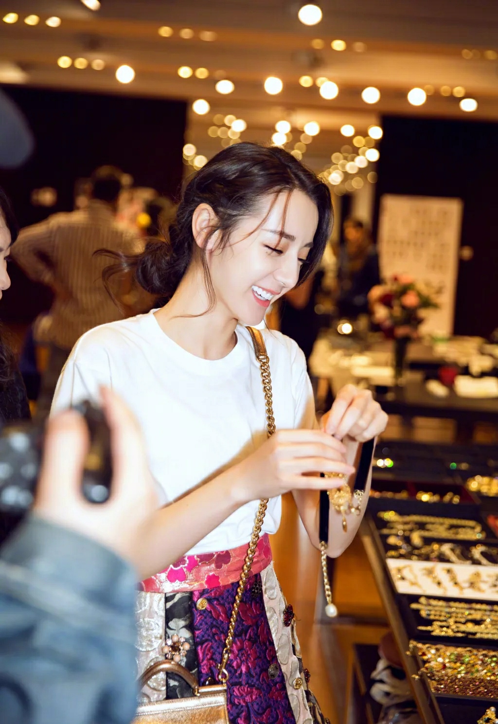 女生披头散发不显脸大的发型,今年流行哪三种发型减龄又显小