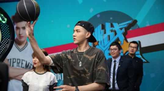 苏群杨毅解说一场多少钱,苏群解说收入