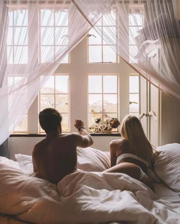 一个清洁工拍的照片一张卖6万,把美女娶回了家