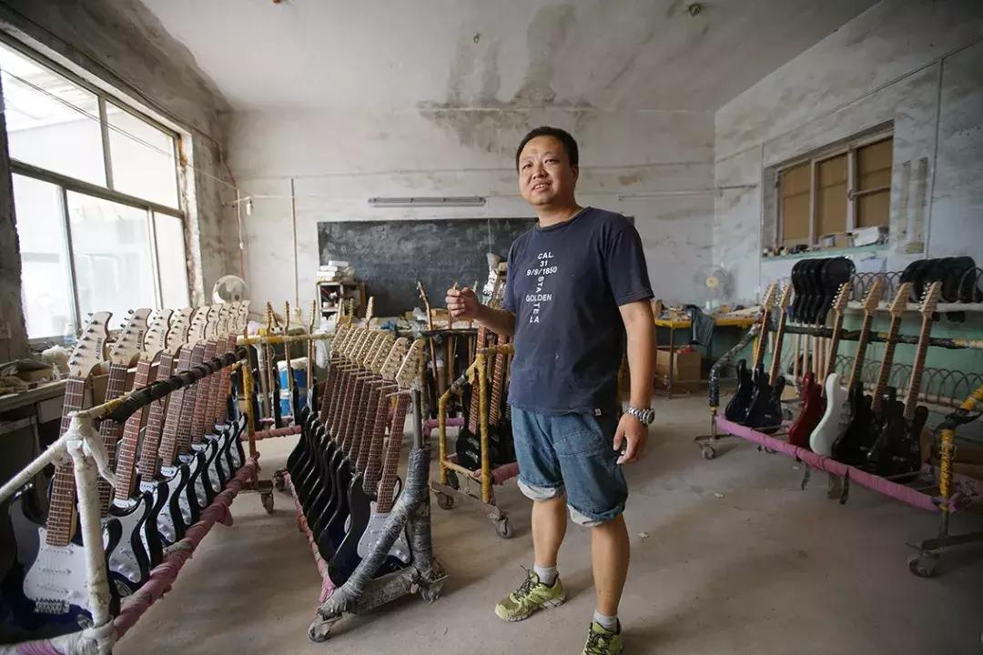 探访“网红”小镇:80万把乐器里的乡土经济学