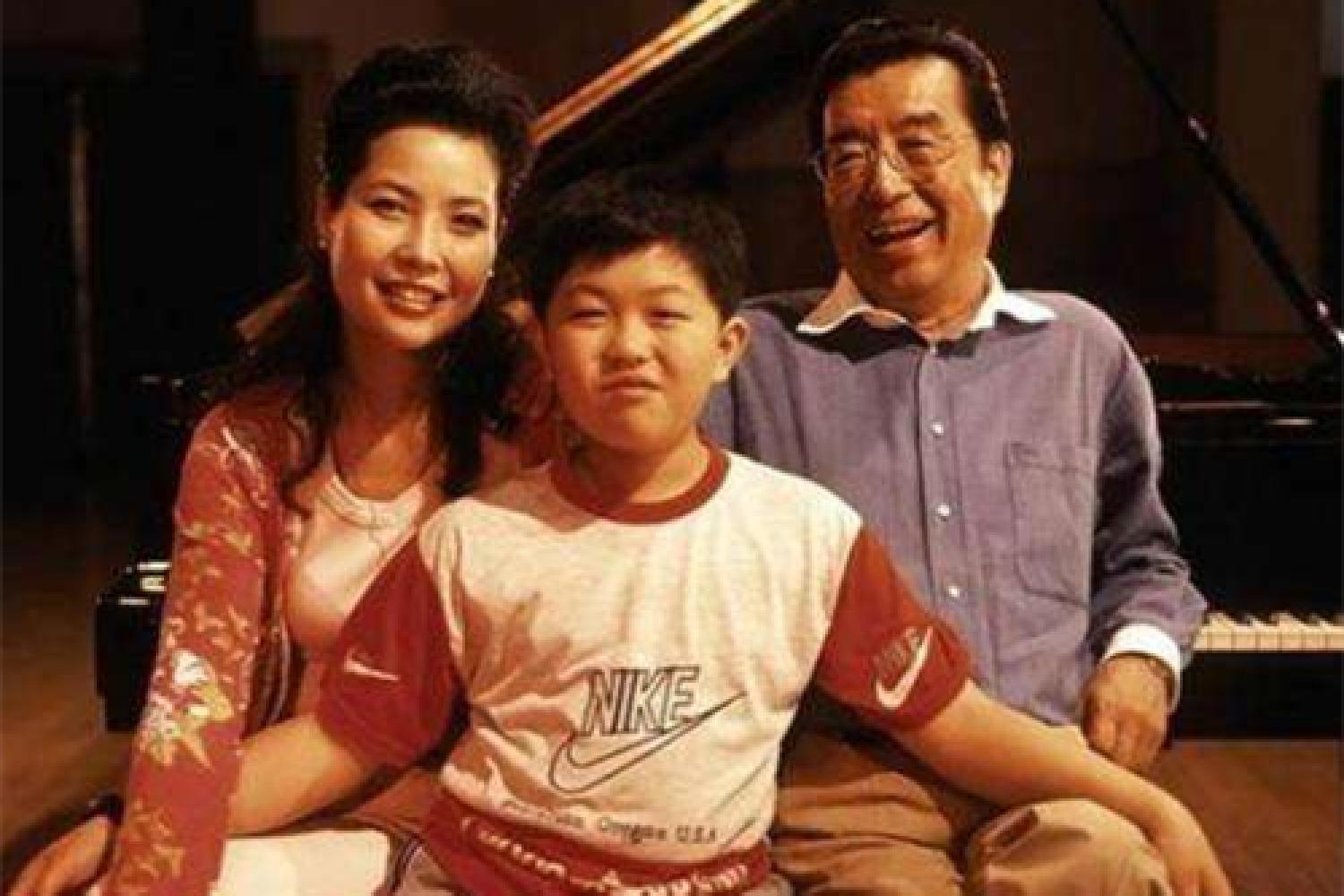 69岁张纪中陪娇妻踢球体力不支,张纪中73岁再当爹