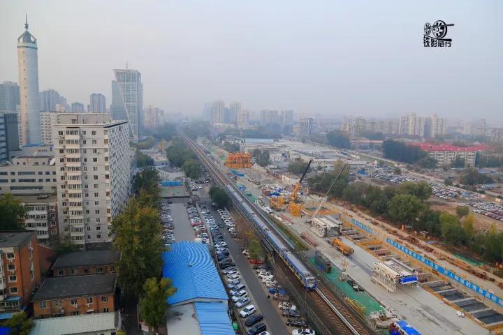 行人车辆请注意火车就要来了,行人车辆请注意火车来了不要抢道