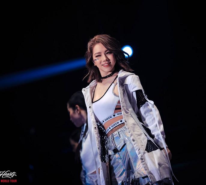 邓紫棋大波浪皮裤,邓紫棋皮裤新造型