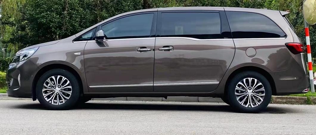 别克gl8商务车2.4经典用车体验,别克gl8商务车3.0旗舰车更修长