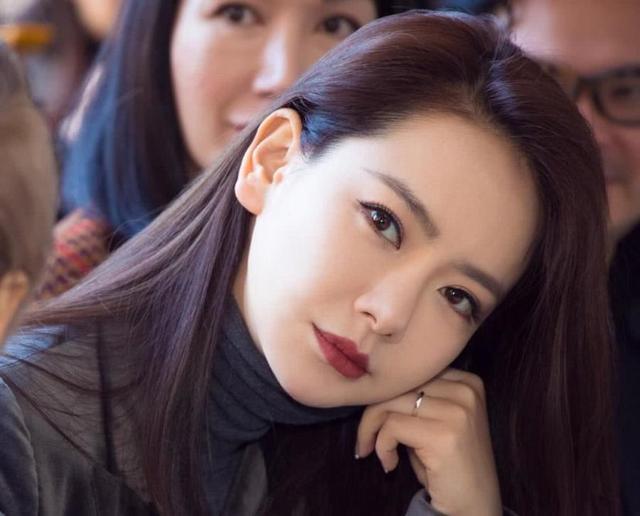 承认割双眼皮后，她又坦白自己是双性恋，与前女友的恋情浮出水面