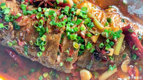 怎么样红烧鱼比较不腥又好吃,红烧鱼如何做到入味不破皮