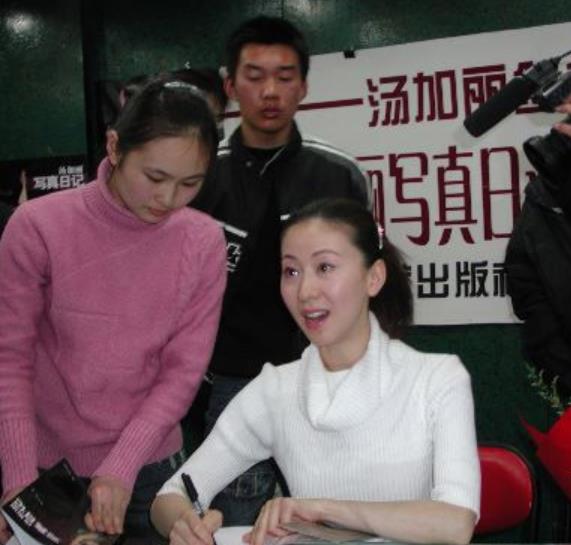 19年前，汤加丽大尺度写真热销，赚十七万稿费被告，赔摄影师十万