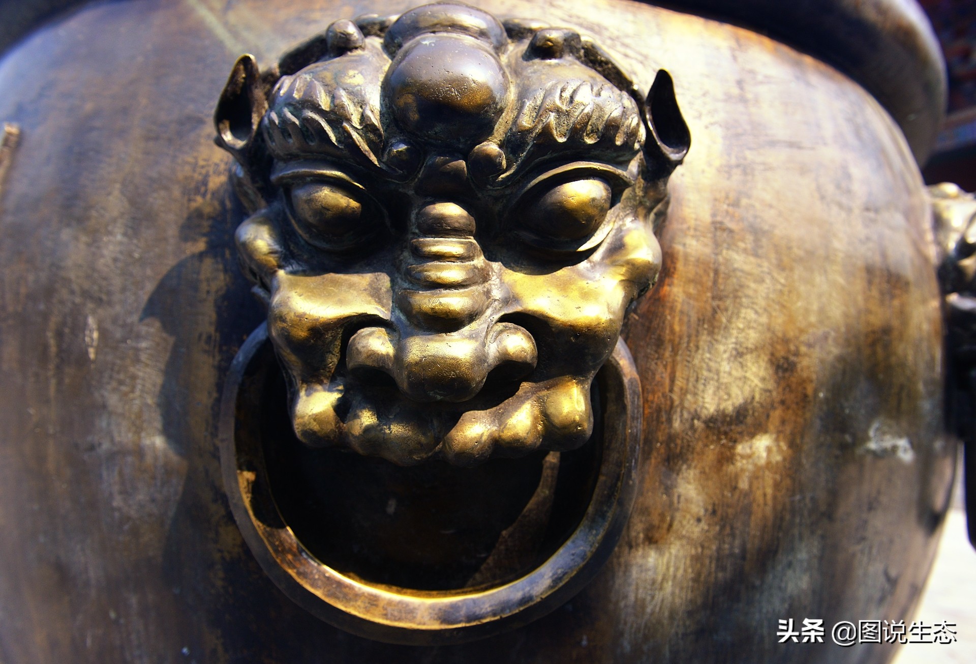 华灯初上，开封香飘夜空，叫卖声、欢笑声构成夜市版的清明上河图