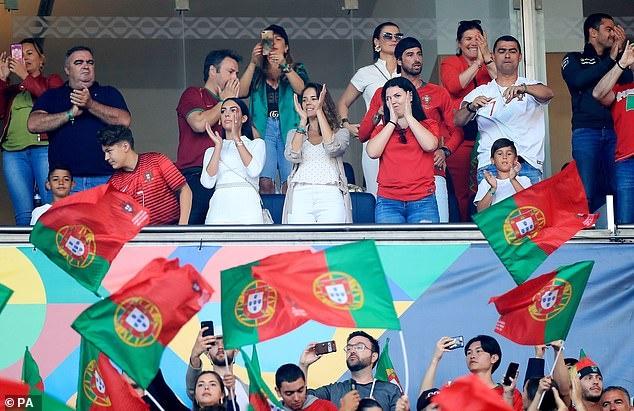 乔治娜穿c罗球衣,乔治娜c罗出席穿高跟鞋