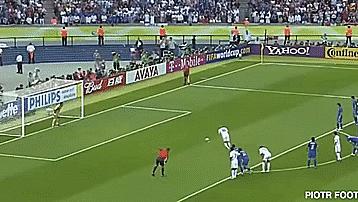 哥劝你踢球要潇洒!21世纪足坛三大潇洒哥