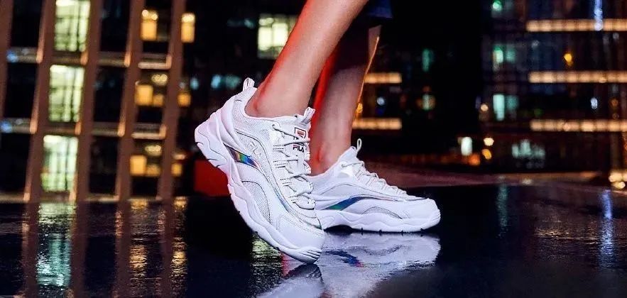 鞋柜怎么放春夏秋冬的鞋 (鞋柜必备的小白鞋)