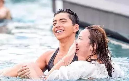 比起老男人，她果然还是更爱富二代啊