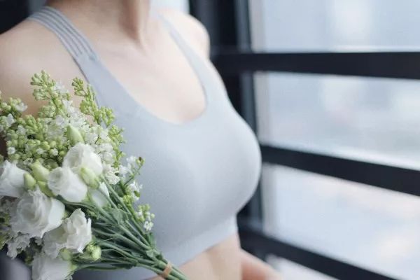 牛油果绿外套搭配什么裙子好看,牛油果绿小裙子配什么衣服好