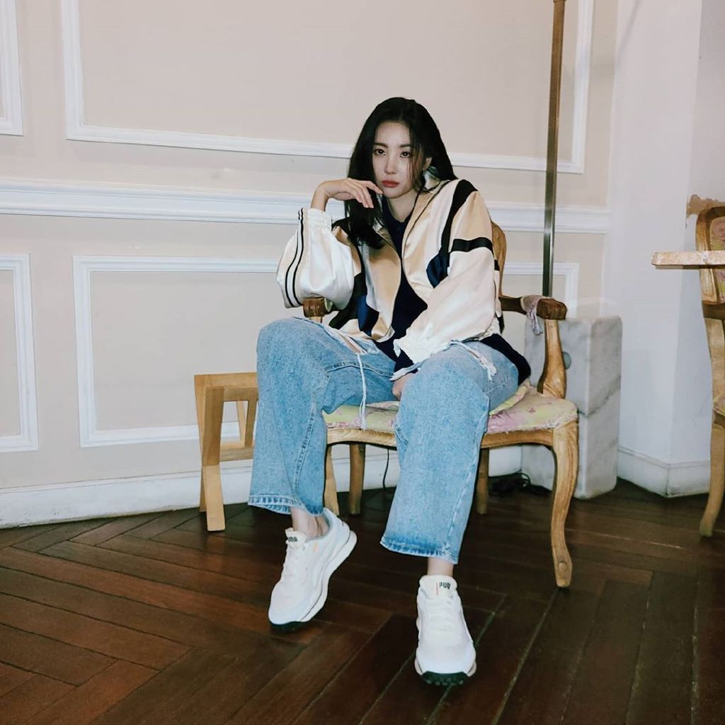 “南韩腿精”李宣美*服私**,白T超短裤加棒球外套,大长腿抢镜