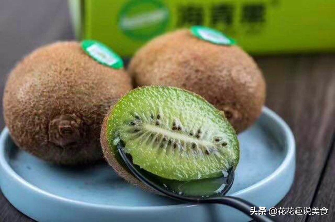 买猕猴桃树买八年的还是买两年的,买猕猴桃公的还是母的好