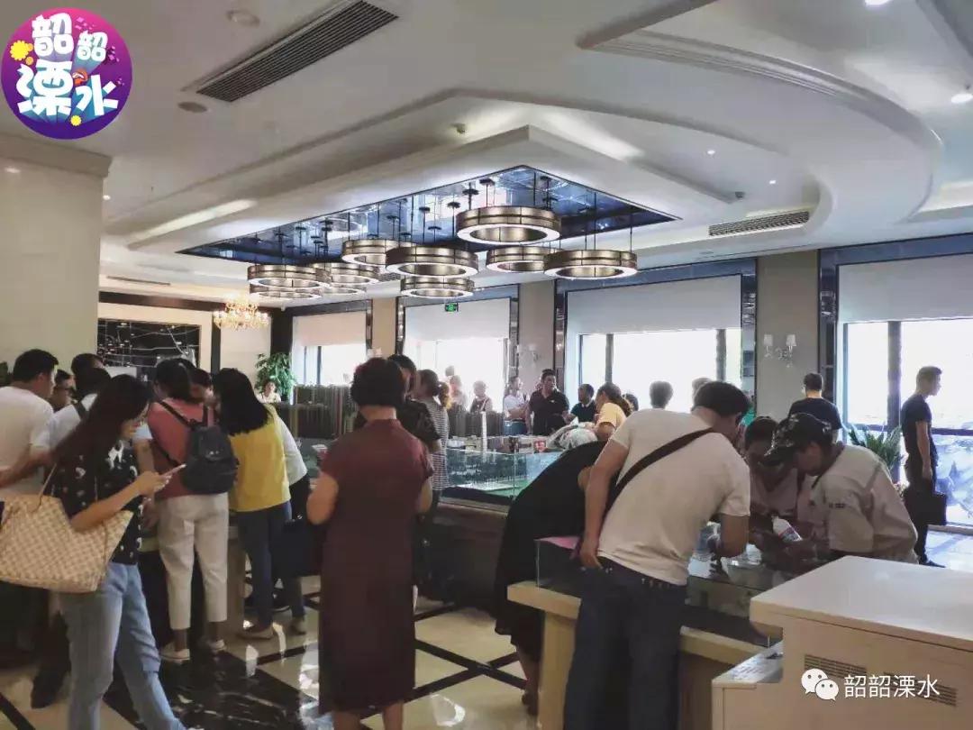 排队17小时喜中1号！手握10套房还要买！刚刚康利售罄，无人放弃