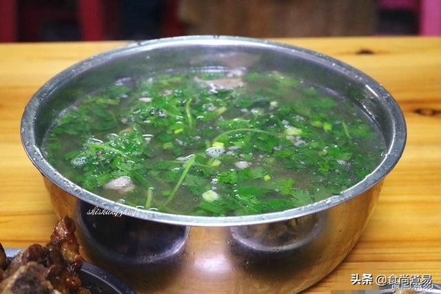 堂哥堂嫂亲自下厨做了一桌农家菜,去乡下婶婶家