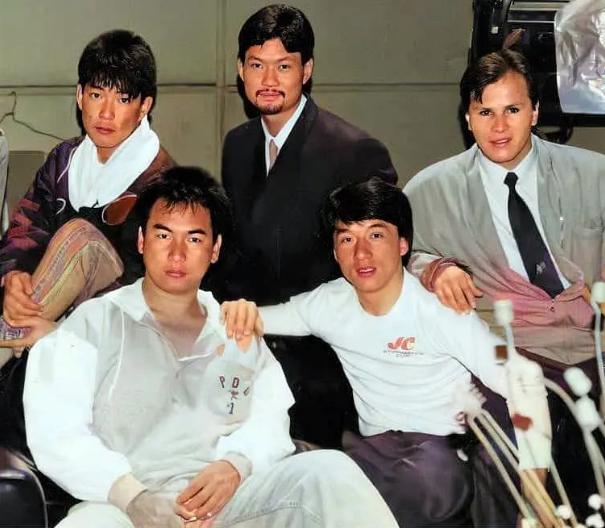 元彪洪金宝铁三角电影,成龙元彪洪金宝铁三角唱歌