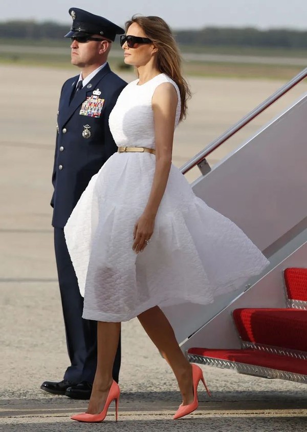 cl红底高跟鞋侧面镂空,cl红底高跟鞋上脚效果