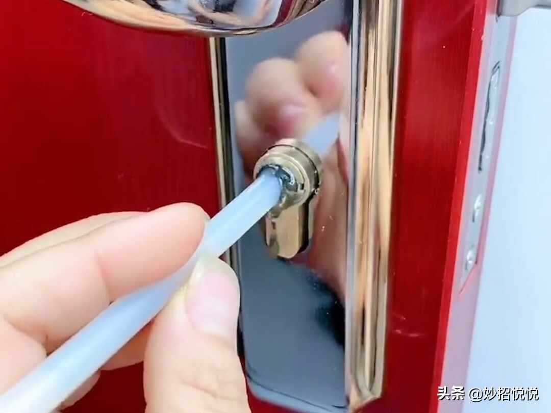 钥匙断锁孔里了小妙招,钥匙断在锁芯里怎么办教你一招