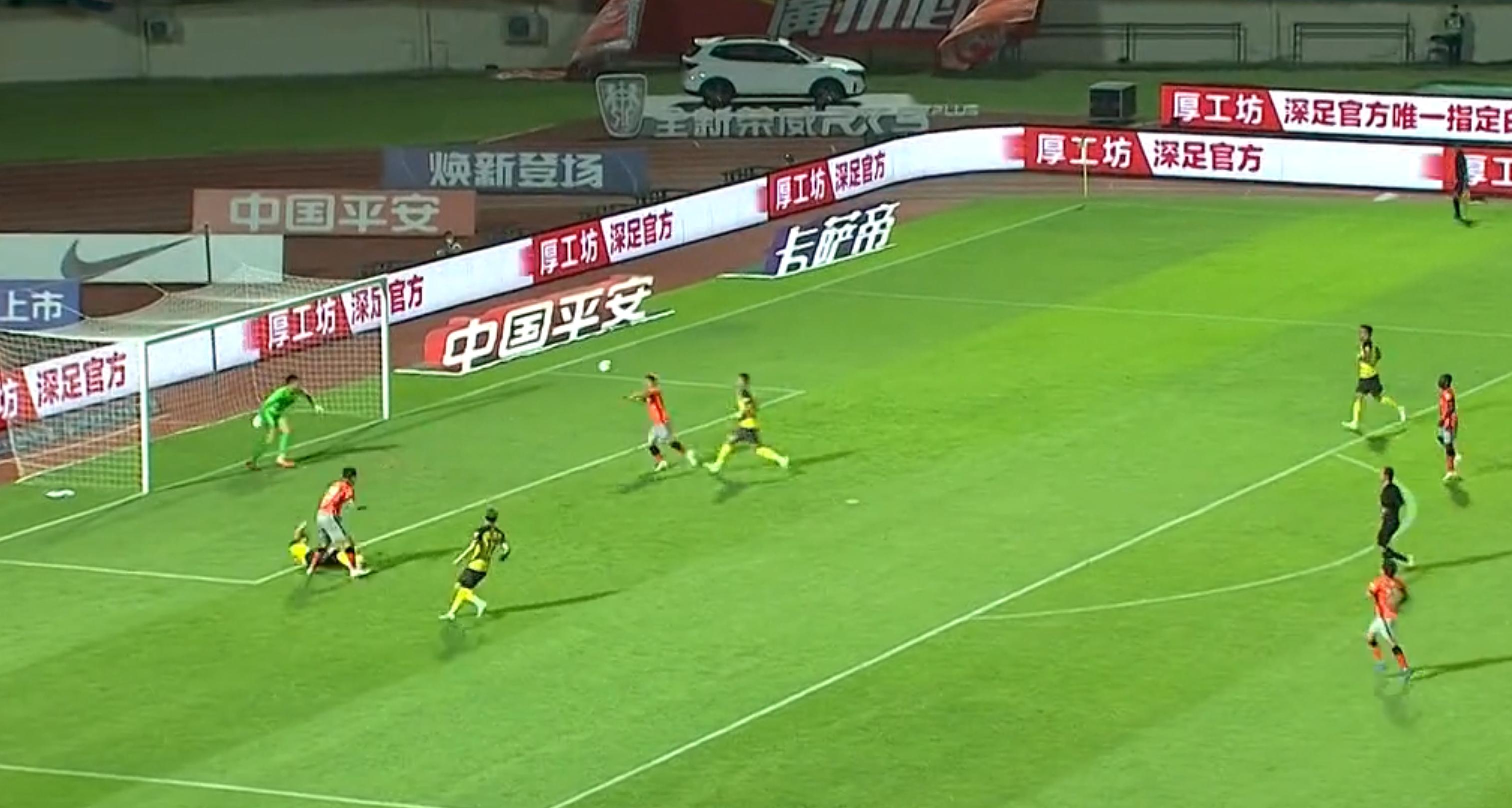 烂尾的大湾区德比!恒大爆冷1-2负于深圳,登顶一轮就被扯下来了