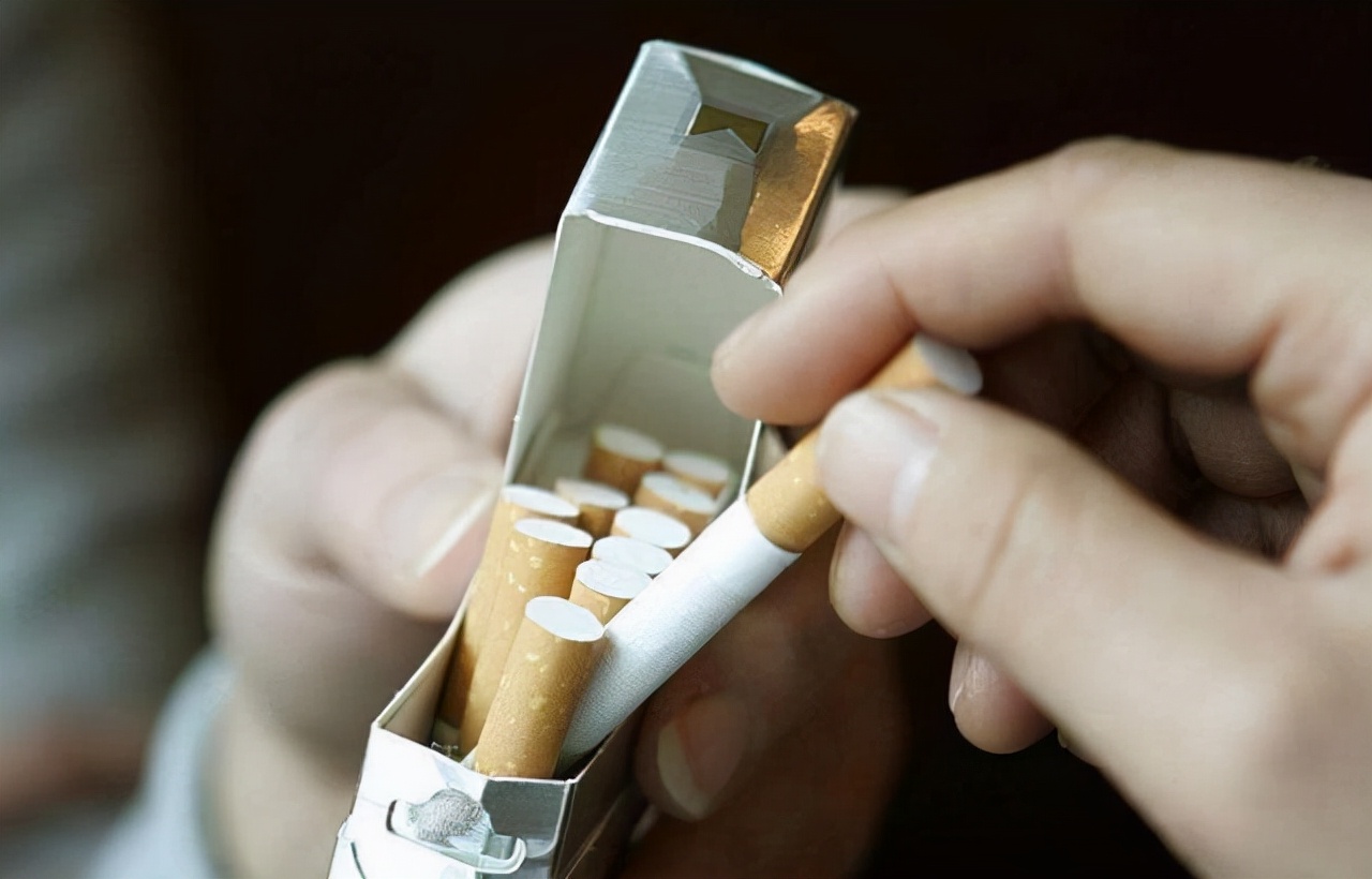 饭局上如何正确给领导递烟,饭局上给领导点烟