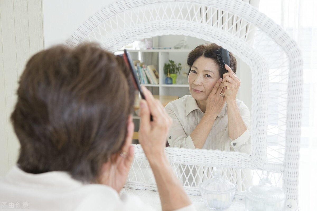 气血两亏虚头发容易白吗,头发变白补充什么维生素