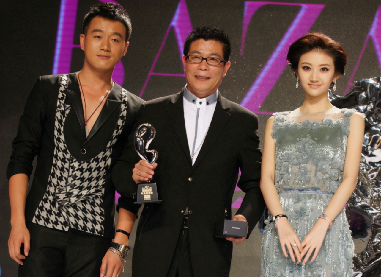 女明星舞台突发礼服事故,韩国女明星礼服意外脱落死亡